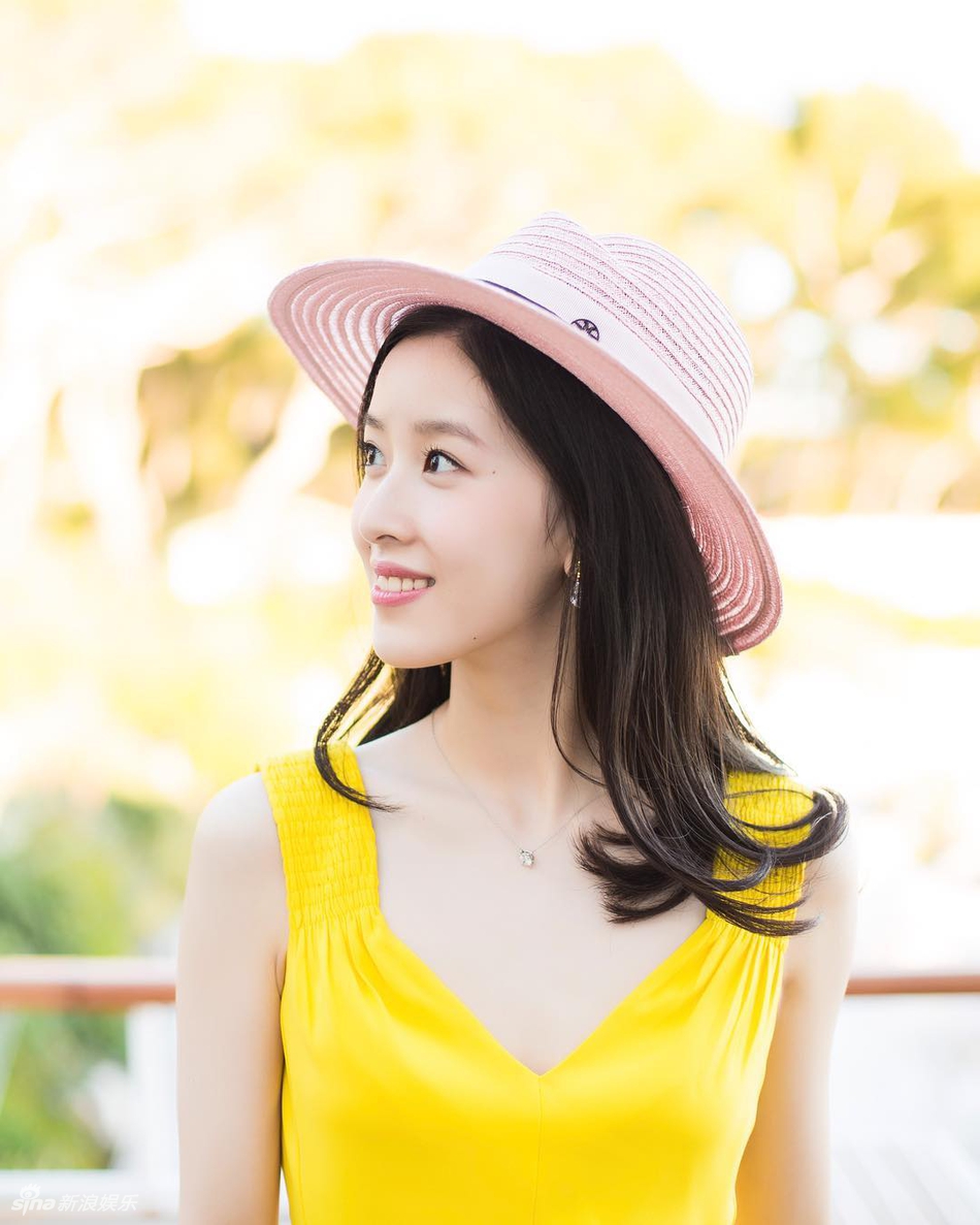 奈茶妹妹章泽天游戛纳晒美照 穿深V黄裙明艳动人 视觉美图 图2