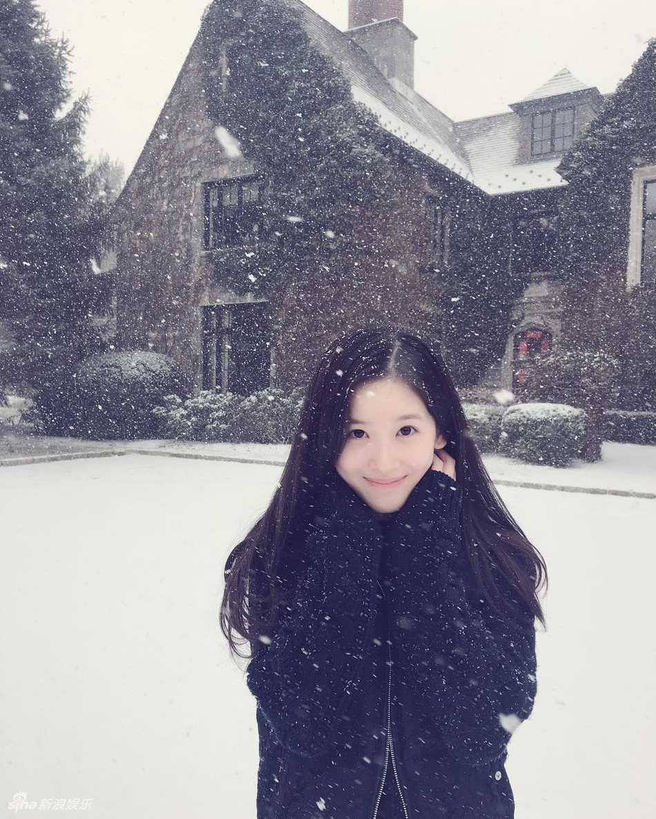 奈茶妹妹章泽天游戛纳晒美照 穿深V黄裙明艳动人 视觉美图 图13