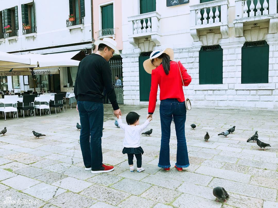 奈茶妹妹章泽天游戛纳晒美照 穿深V黄裙明艳动人 视觉美图 图4