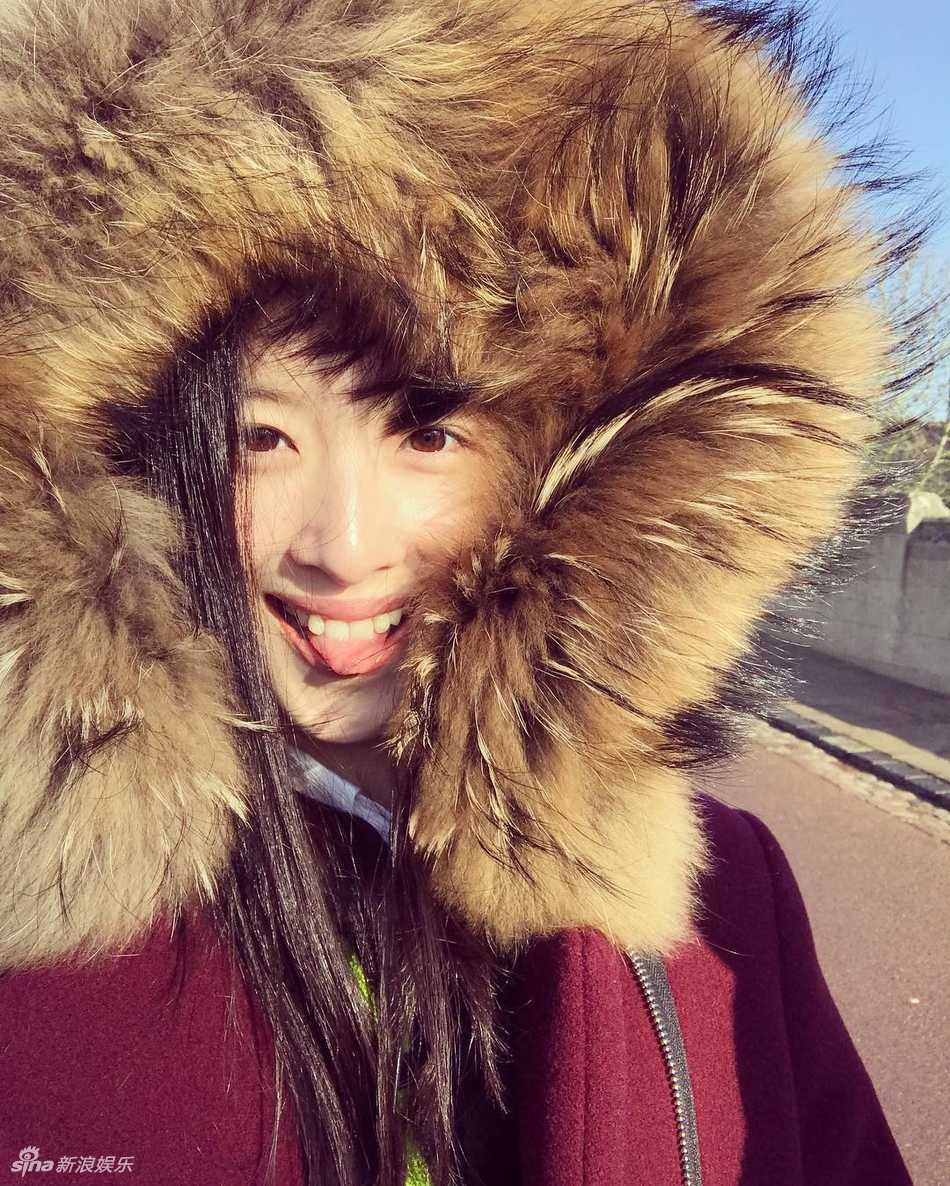 奈茶妹妹章泽天游戛纳晒美照 穿深V黄裙明艳动人 视觉美图 图15