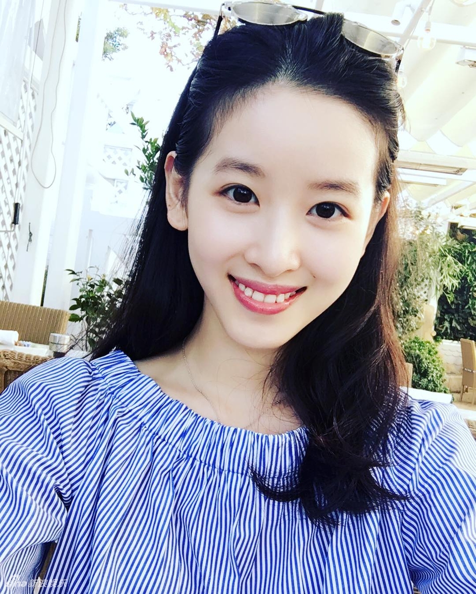 奈茶妹妹章泽天游戛纳晒美照 穿深V黄裙明艳动人 视觉美图 图10