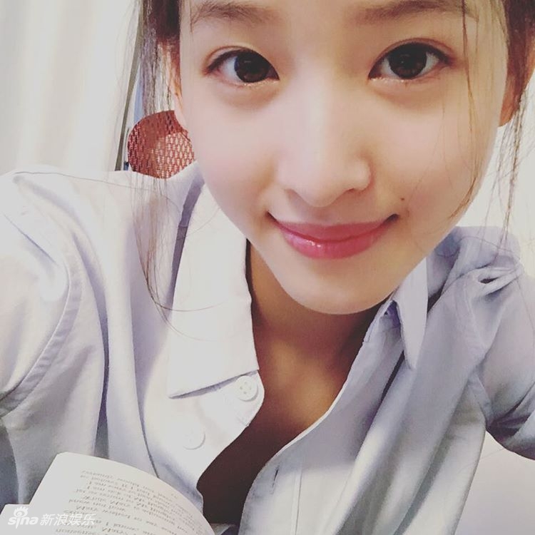 奈茶妹妹章泽天游戛纳晒美照 穿深V黄裙明艳动人 视觉美图 图1
