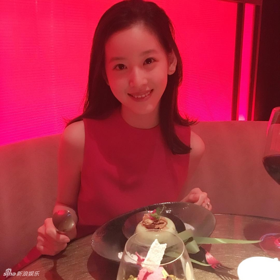 奈茶妹妹章泽天游戛纳晒美照 穿深V黄裙明艳动人 视觉美图 图11