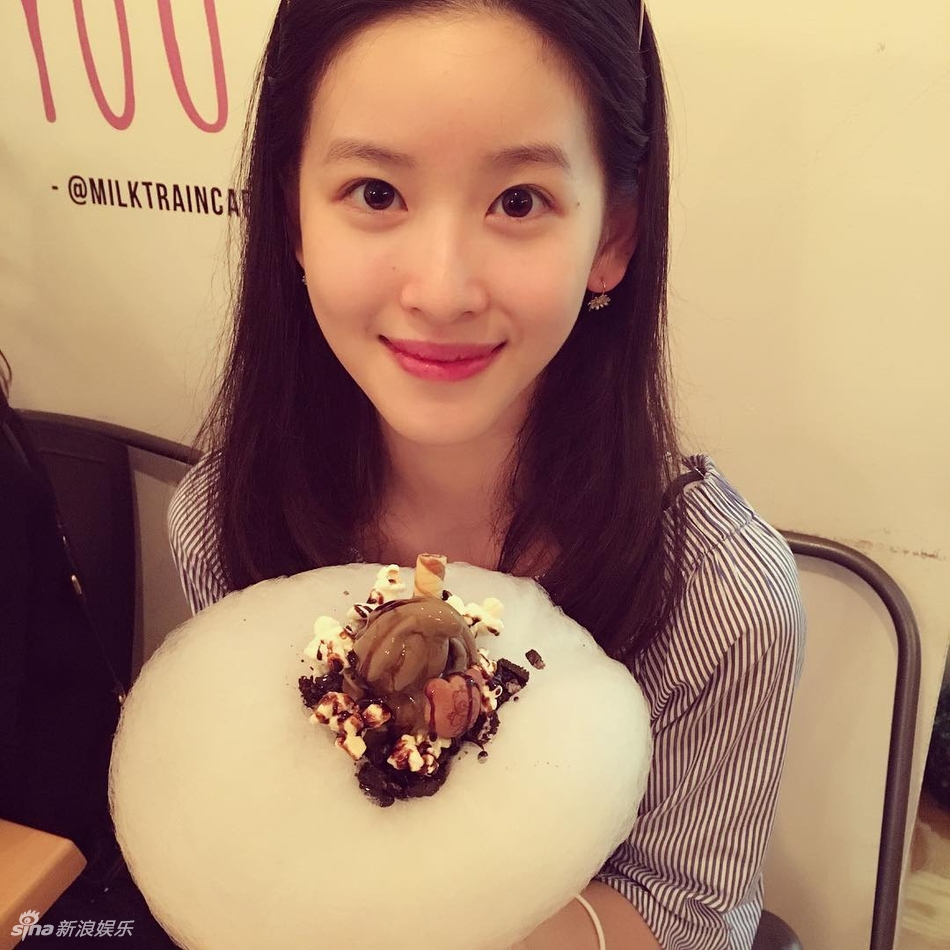 奈茶妹妹章泽天游戛纳晒美照 穿深V黄裙明艳动人 视觉美图 图6