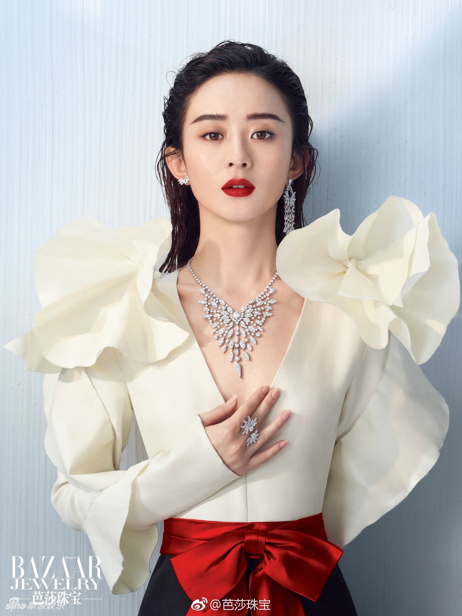 赵丽颖深V登杂志封面 内页更破尺度秀美背 风格偶像 图1