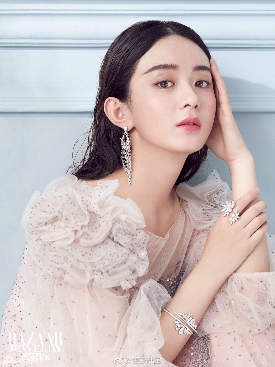 赵丽颖深V登杂志封面 内页更破尺度秀美背 风格偶像 图5