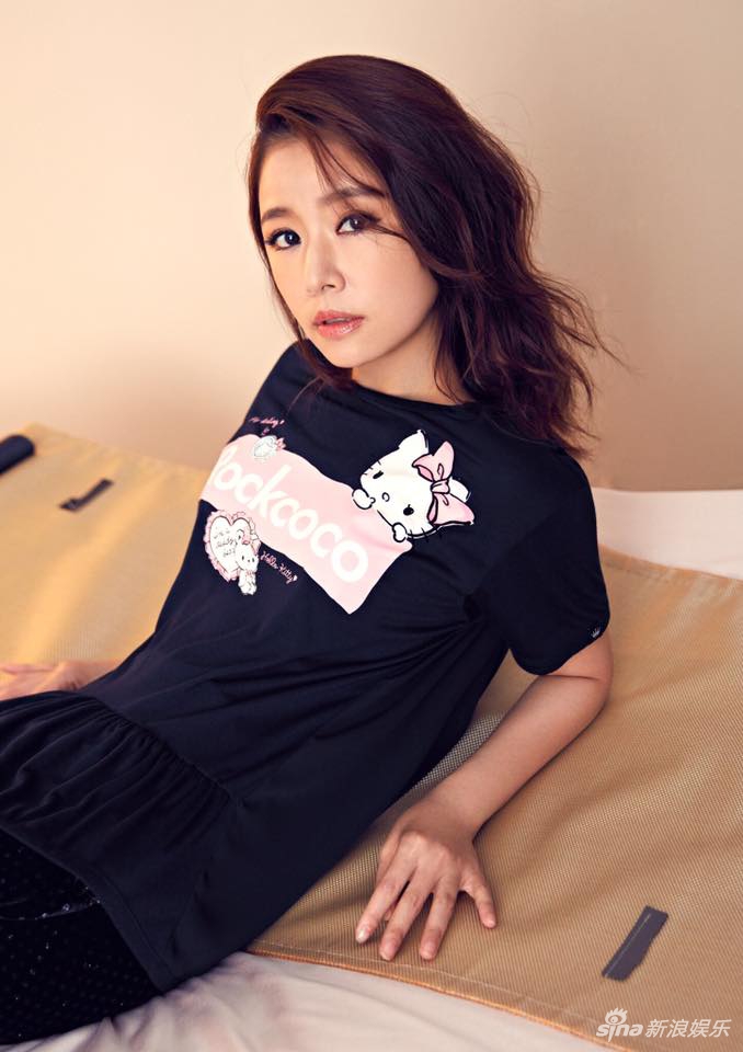 新浪娱乐讯 近日,林心如晒出一组最新个人广告写真大片,她演绎黑白