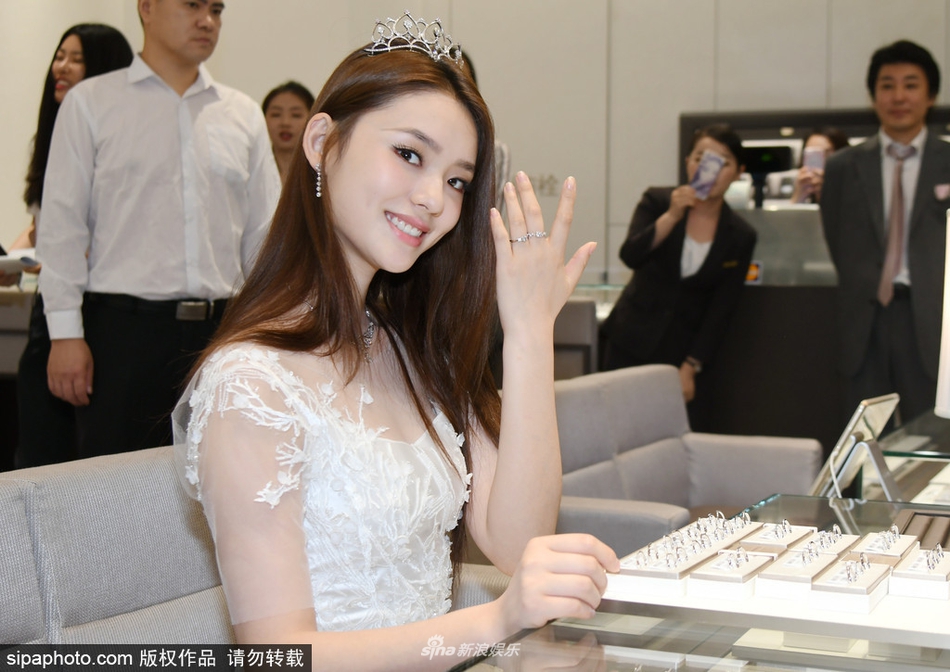 林允婚纱图片_林允性感图片