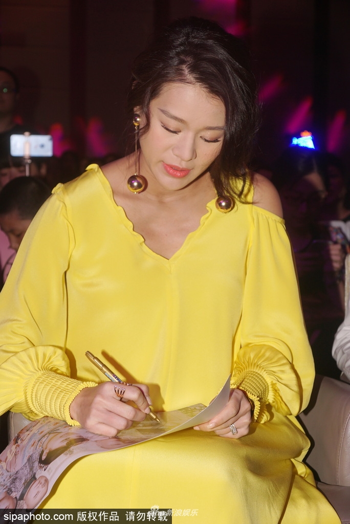 胡杏儿挺7个月孕肚现身 为粉丝签名亲和力十足