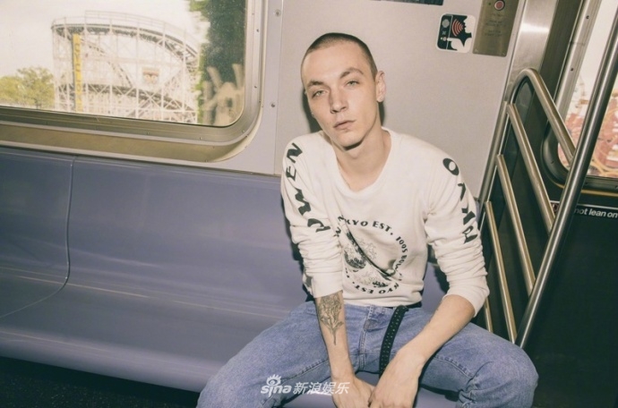 组图:男模尤锐·普拉斯刚写真曝光 勾魂绿眼忧郁表情十足迷人