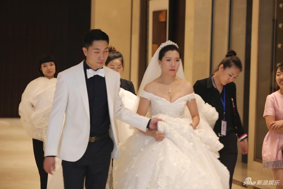 组图:女乒大魔王李晓霞今日大婚 穿中式礼服大气端庄