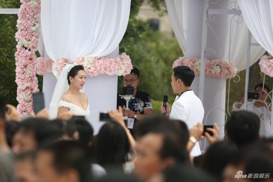 组图:马龙领衔众世界冠军亮相李晓霞婚礼 新人婚宴上对打乒乓球