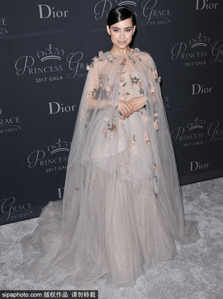 女星索菲亚·卡森穿斗篷礼服裙亮相 仙气飘飘[5P]|娱乐影评 - 武当休闲山庄 - 稳定,和谐,人性化的中文社区