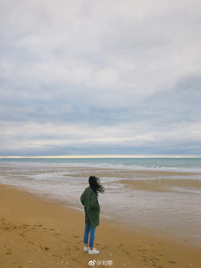 风衣海边_男生风衣海边背影头像