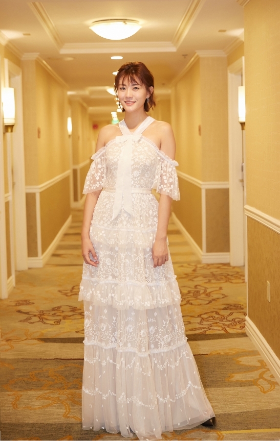 牟星中美电视节提名最佳女主  白色纱裙仙范儿十足
