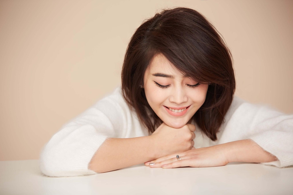 组图:刘洁涵暖意写真 纯美笑容融化深秋