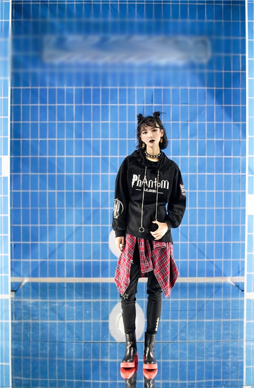 李颖芝时装周再现身 尽显冷酷俏皮风