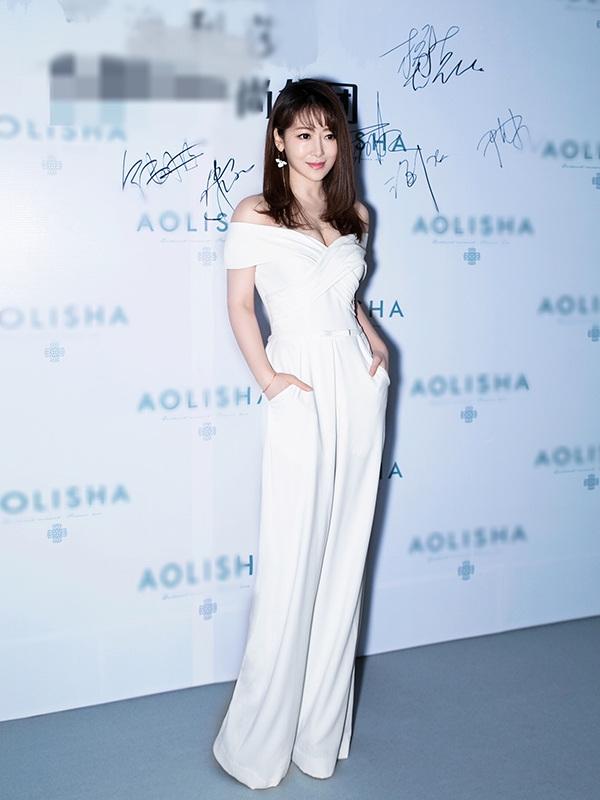 组图:陈紫函纯白look看秀 身姿妙曼女人味十足