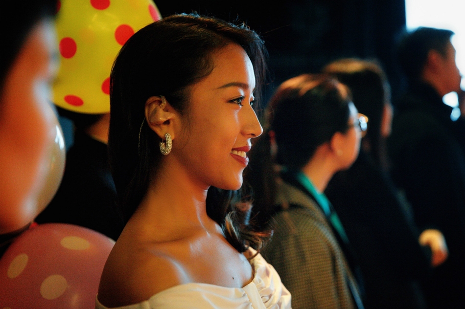 组图:吉克隽逸助阵慈善活动 造型优雅大方