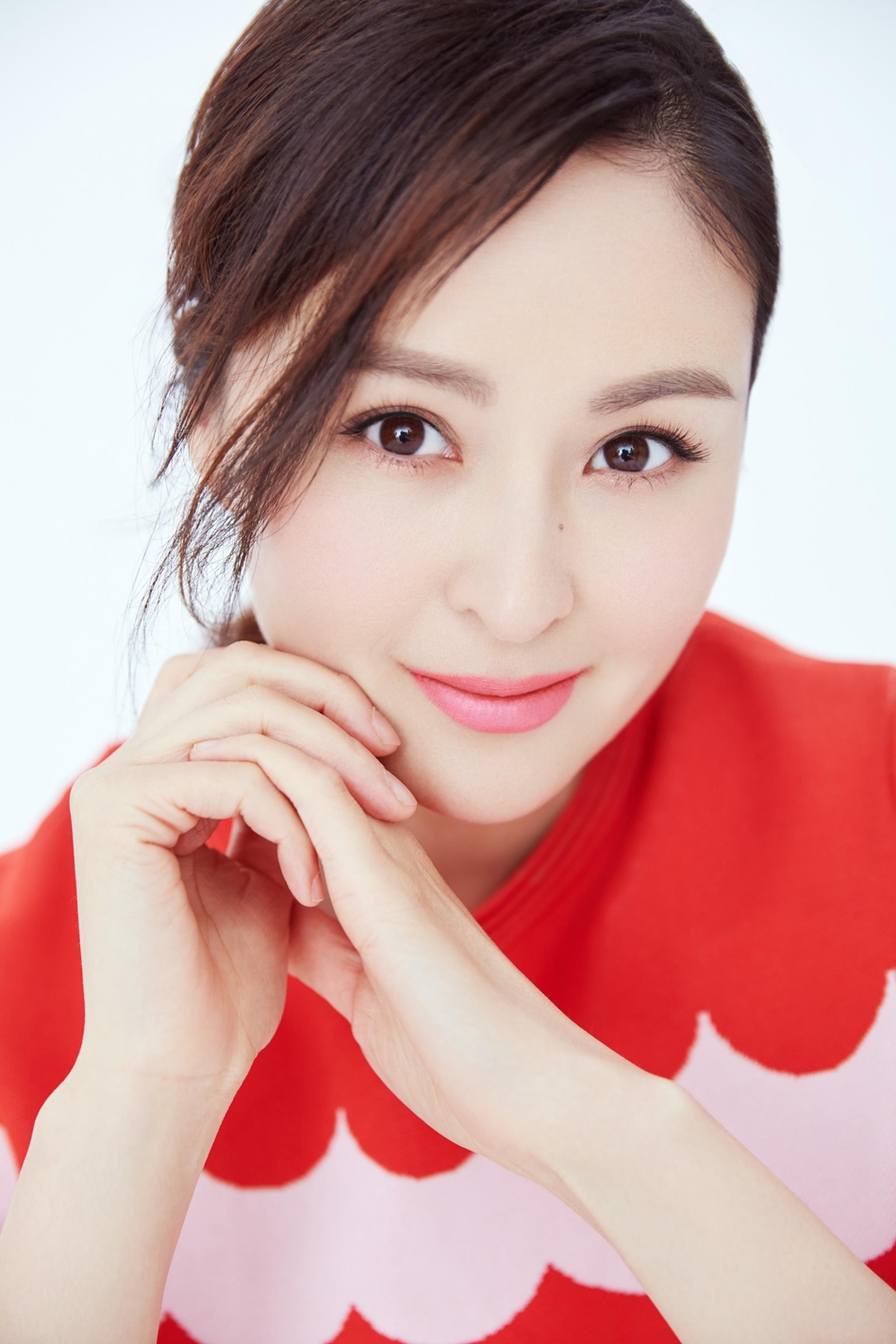 戴娇倩最新初冬大片 暖心编织甜美笑容