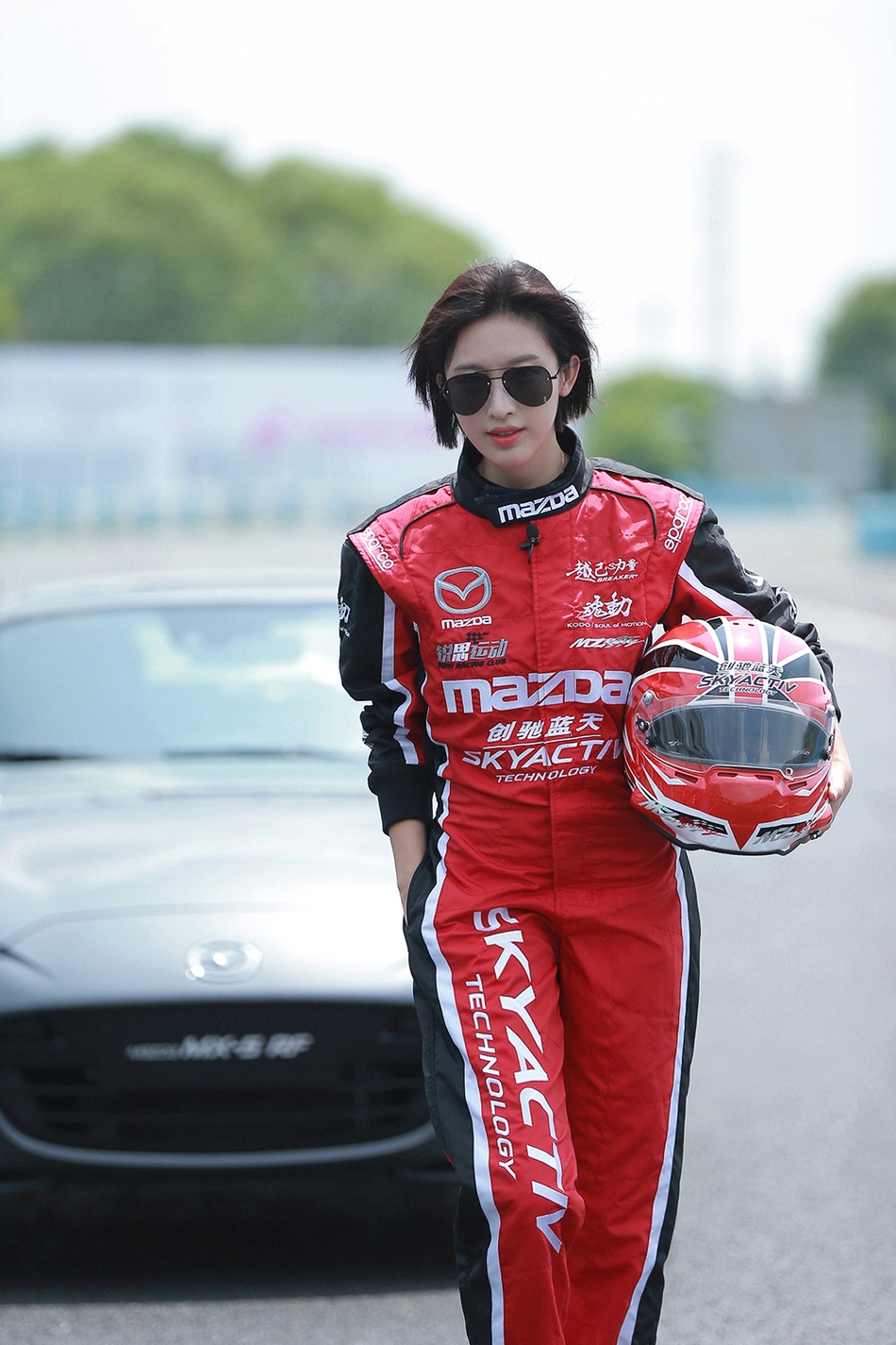 组图:酷 girl的日常!张俪变女车手帅美不设限