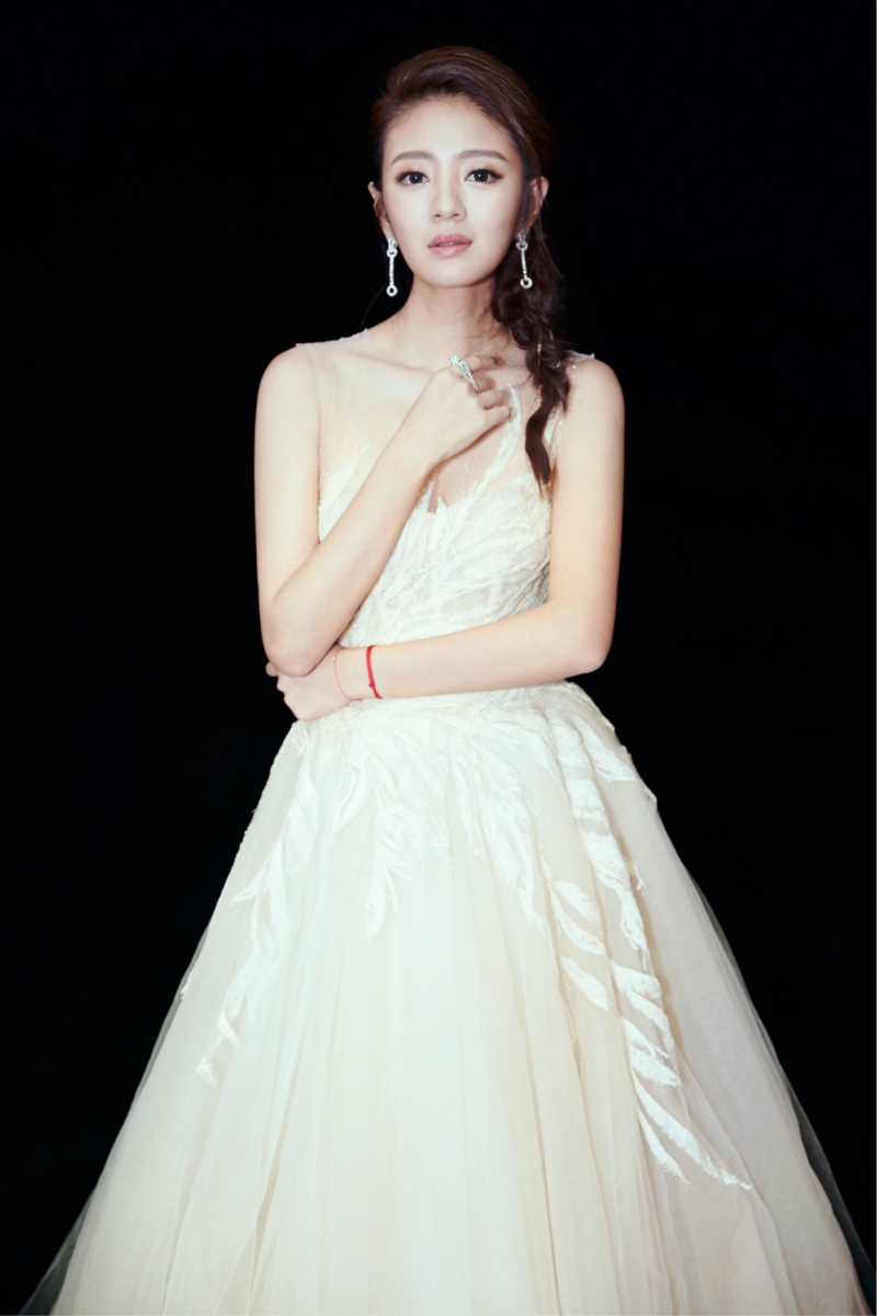安以轩黑色婚纱照图片_安以轩婚纱照(2)