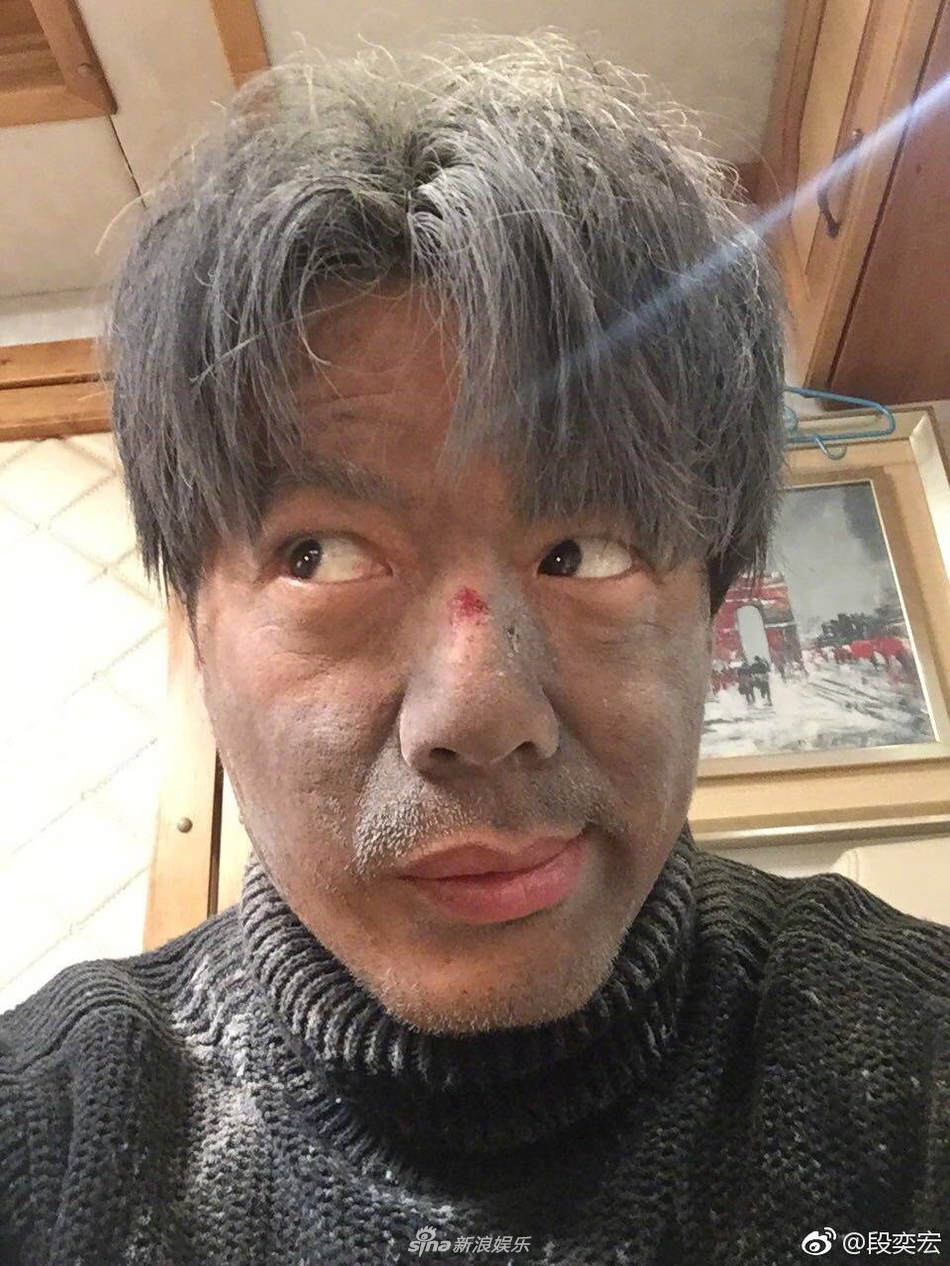 段奕宏曝搞怪"吃土"自拍 逗趣互动引网友狂笑