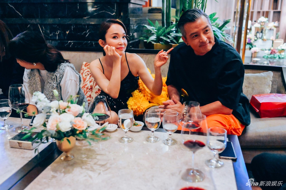 「奇趣网」小燕子与小龙女同框！赵薇范文芳合照掀回忆杀