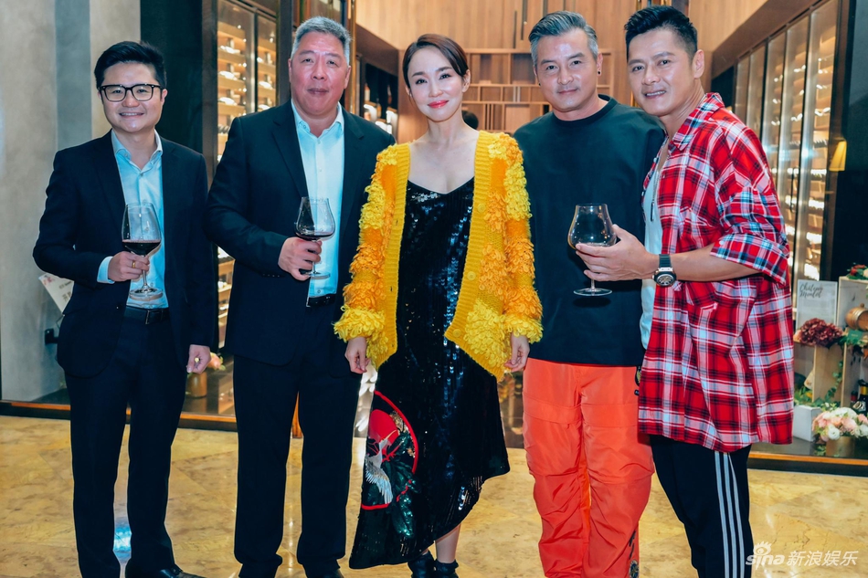 「奇趣网」小燕子与小龙女同框！赵薇范文芳合照掀回忆杀