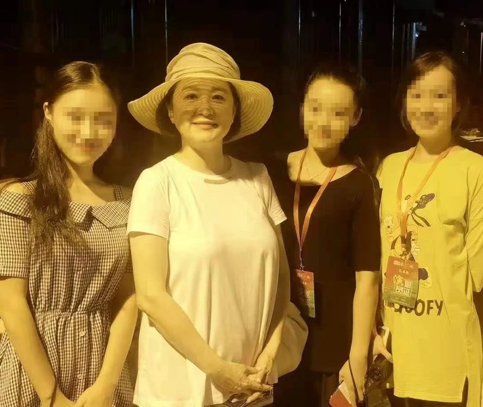 林青霞游武夷山打扮朴素接地气 与路人合影毫无架子