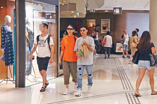 张晋夫妇恩爱挽手逛街买饮料 蔡少芬挺孕肚腰酸用手按摩