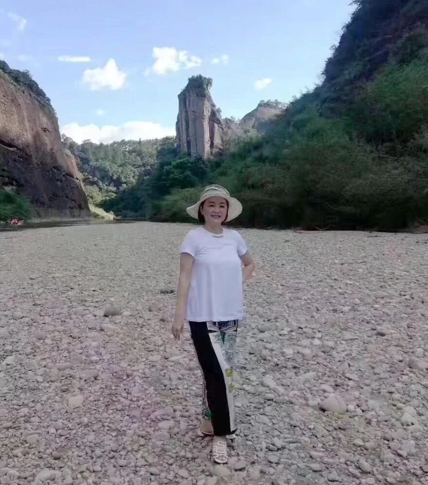 林青霞游武夷山打扮朴素接地气 与路人合影毫无架子