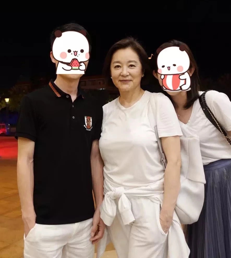 林青霞游武夷山打扮朴素接地气 与路人合影毫无架子