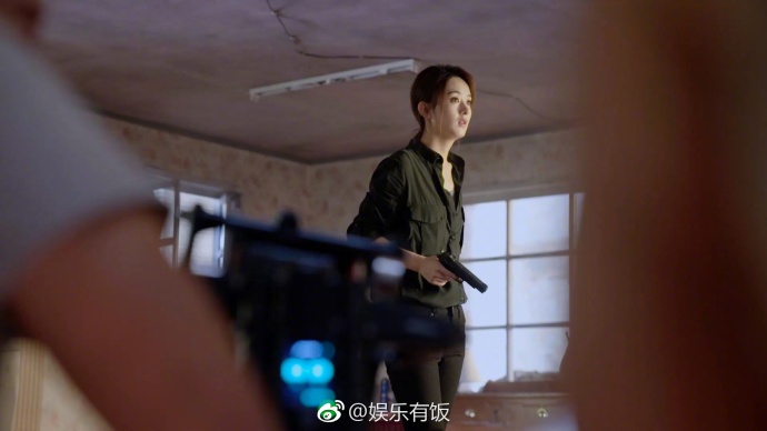 组图把广告拍成枪战片赵丽颖全黑look出镜酷帅有型