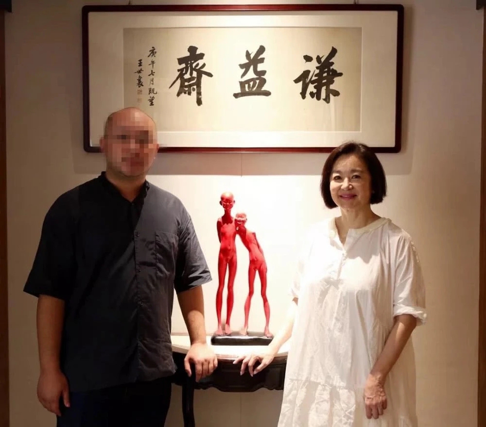 林青霞游武夷山打扮朴素接地气 与路人合影毫无架子