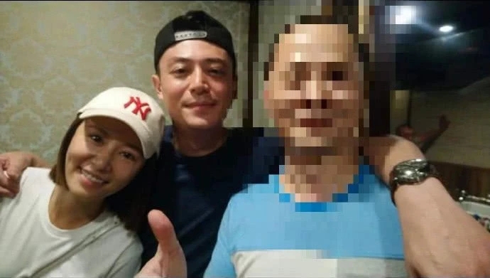 林心如靠老公肩膀一脸幸福 霍建华微醺搂老婆脸超红