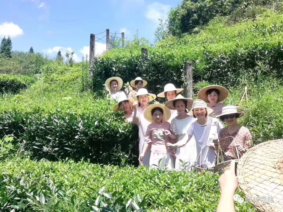 林青霞游武夷山打扮朴素接地气 与路人合影毫无架子