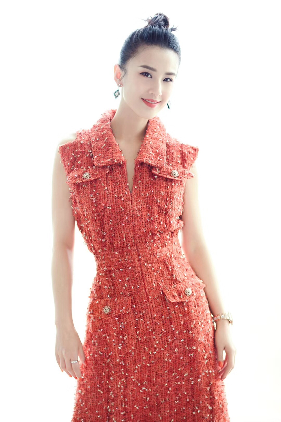 黄圣依时尚写真展招牌笑容 穿红色连衣裙小露香肩