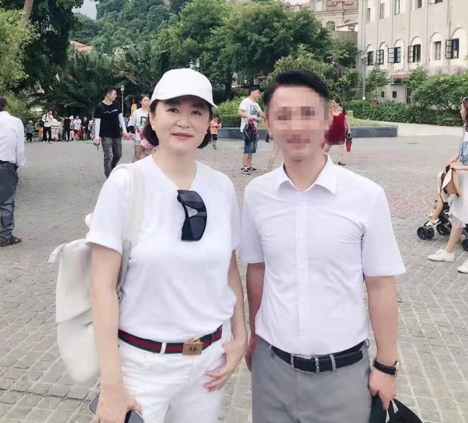 林青霞游武夷山打扮朴素接地气 与路人合影毫无架子