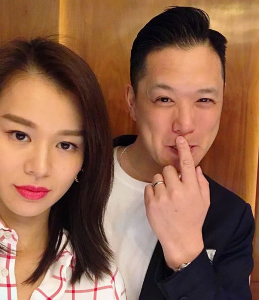 组图:胡杏儿带老公为闺蜜胡定欣庆生 夫妻二人同框甜蜜满分!