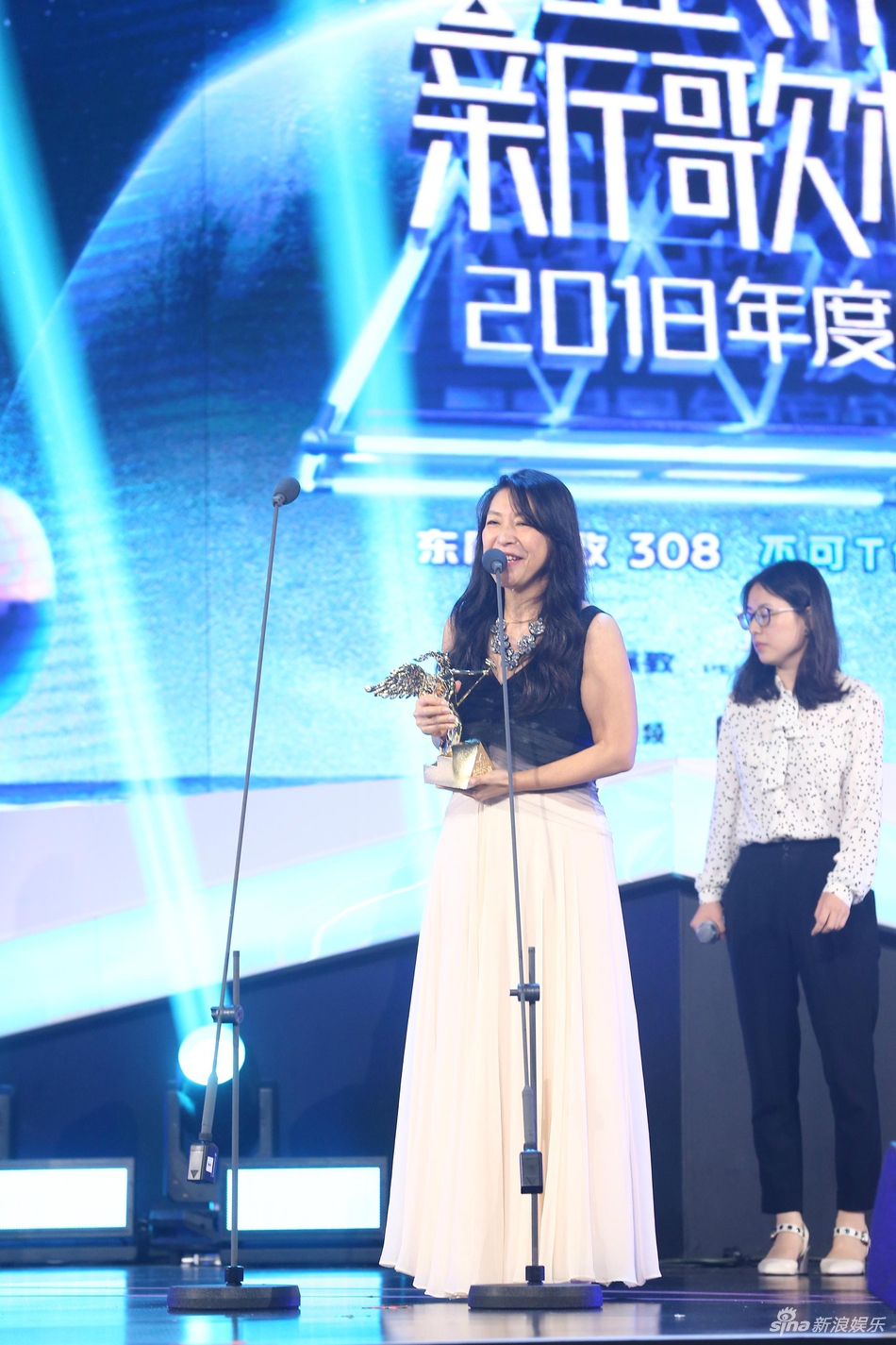 组图:小野丽莎获亚洲新歌榜卓越音乐成就歌手荣誉
