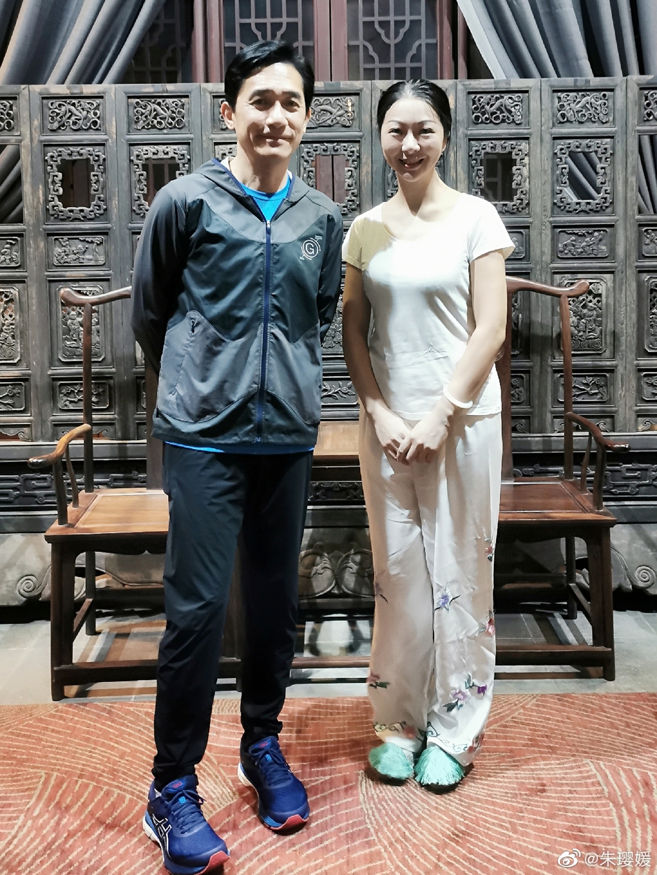 梁朝伟携刘嘉玲苏州看昆剧 两人打扮低调同场却不同框