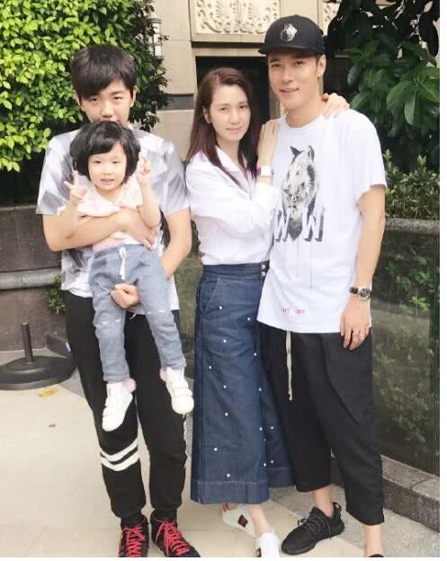 组图:张丹峰夫妇携女赴美享亲子时光 一家三口其乐融融温馨有爱