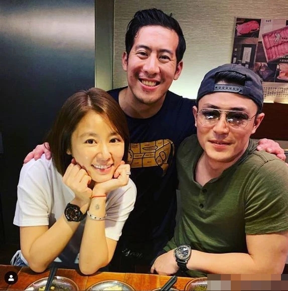 林心如靠老公肩膀一脸幸福 霍建华微醺搂老婆脸超红