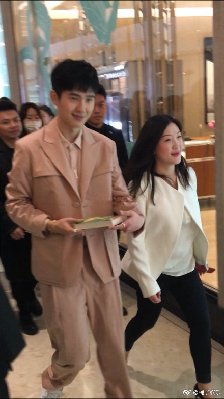 这届粉丝都是魔鬼吗？粉丝送英语书刘昊然笑容逐渐消失