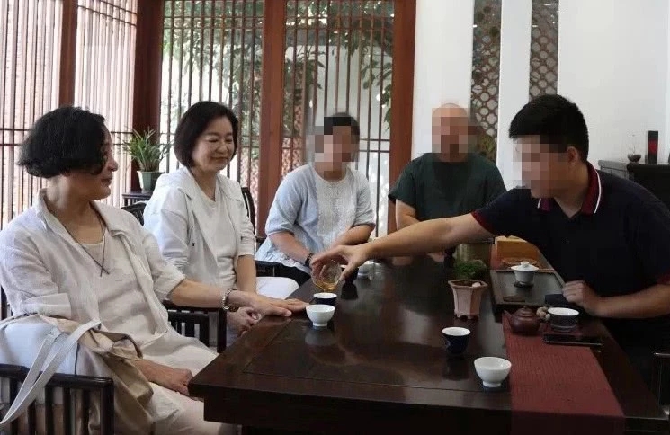 林青霞游武夷山打扮朴素接地气 与路人合影毫无架子