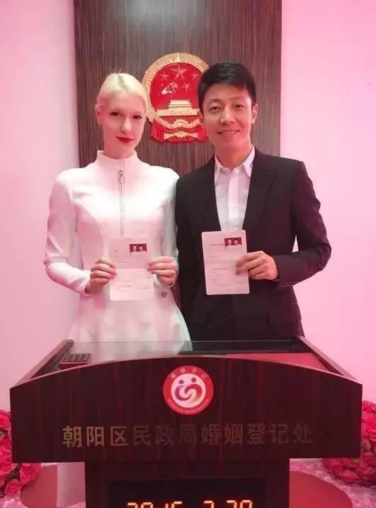 【奇趣网】撒贝宁结婚三年多低调甜蜜 外籍妻子诞下混血龙凤胎