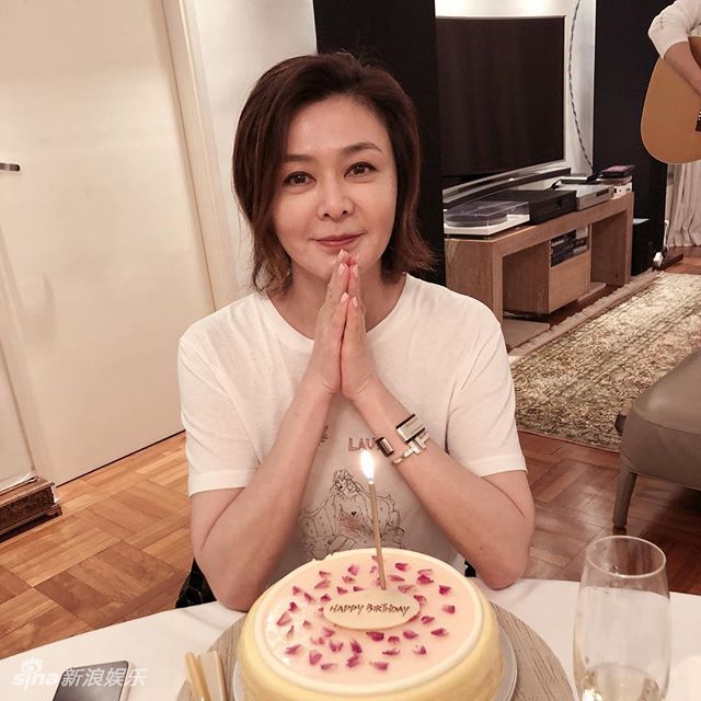 组图:关之琳将迎56岁生日饭局不断 钟镇涛自弹自唱为其庆贺
