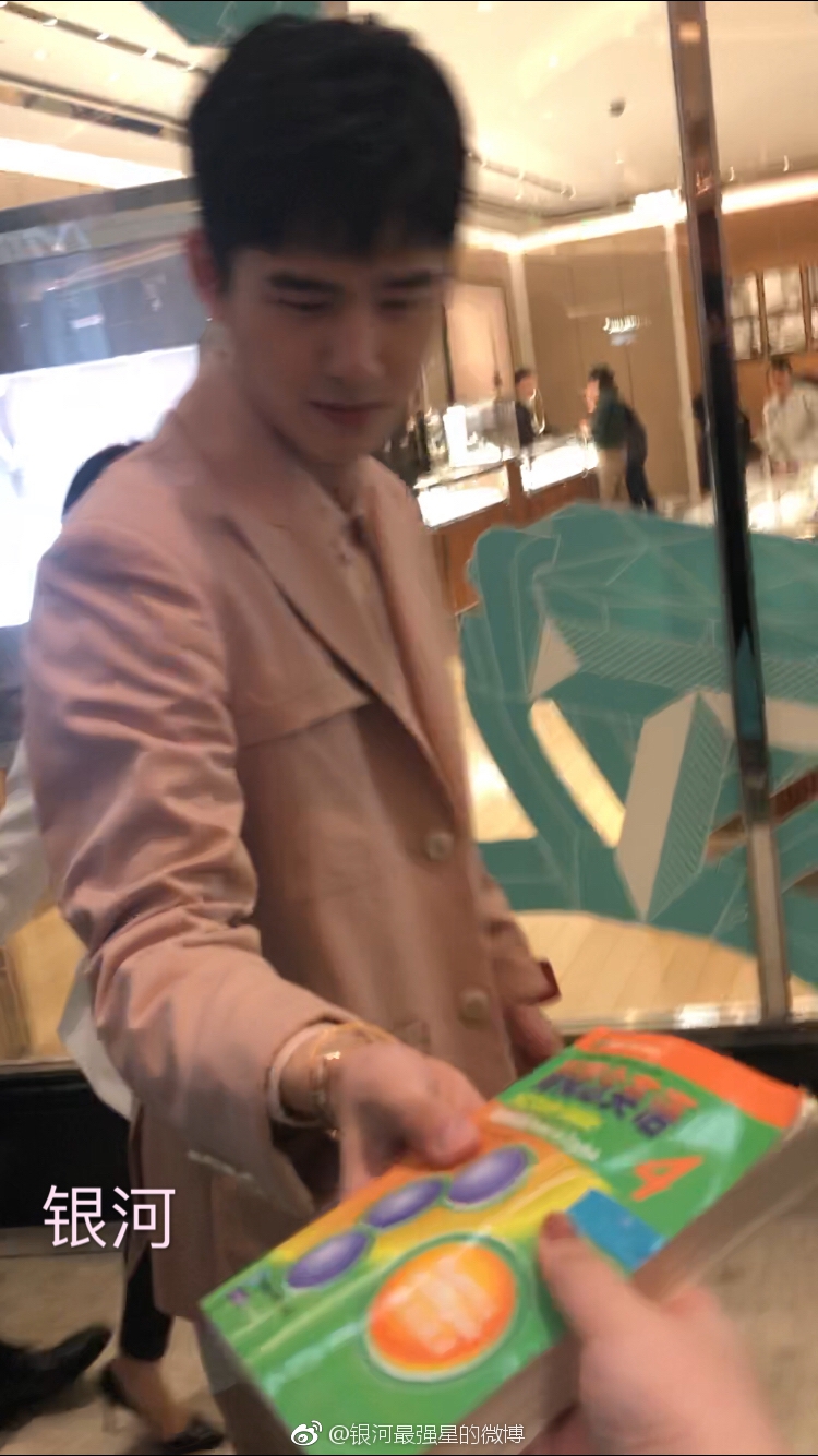 这届粉丝都是魔鬼吗？粉丝送英语书刘昊然笑容逐渐消失