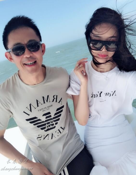 组图:侯勇和小20岁三婚娇妻出海游玩 秀恩爱pose换不停